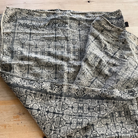 MAGNOLIA PEARL SCARF NWOT - Picture 5 of 6